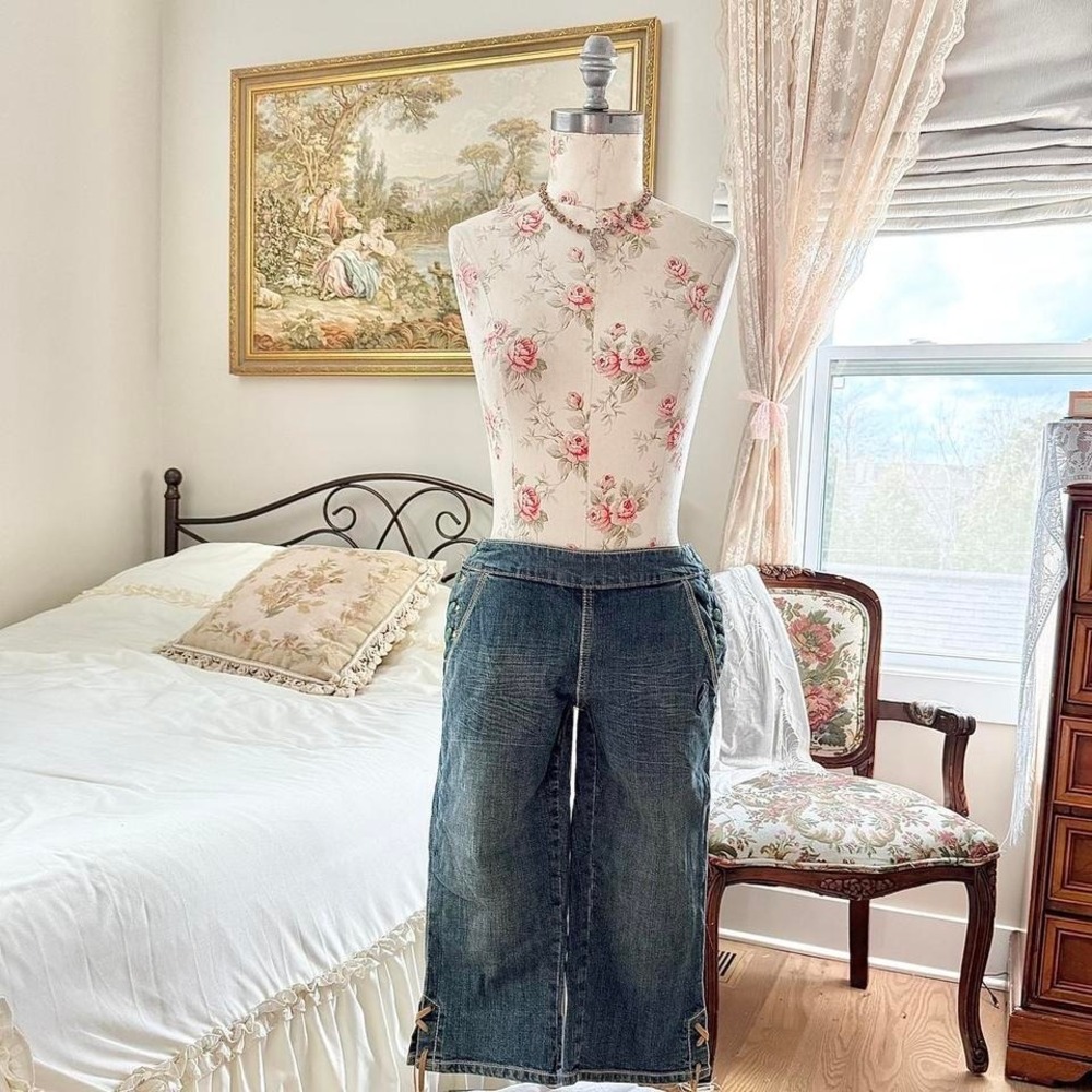 Y2k Jean lace up capris  Y2K rocawear denim lace up capris size 11‎